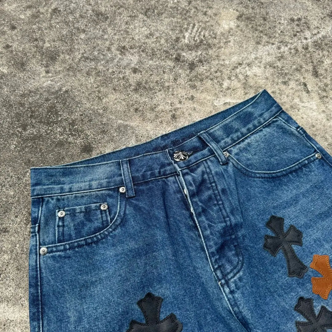 P260 model number: H638 Chrome Hearts CH Chrome Hearts 24SS vip custom-made double-knee leather flame high street cross jeans. Original purchased and patterned to truly restore the ultimate vintage texture. Special Italian cowhide print and then cut. Customized sheepskin three-layer thick line leather. The whole body is spliced in heavy water washing process. The craftsman hand-splashes ink. You can see the details. Three-dimensional cutting version. Loose and comfortable, not picky on the figure. Shows height and slimness. Seiko factory. Original factory quality control. Same style for men and women. Can be matched with couples. Versatile recommendation. Must-have jeans for all seasons. Color: blue. Size: 28, 30, 32, 34, 36 (S-xxl)